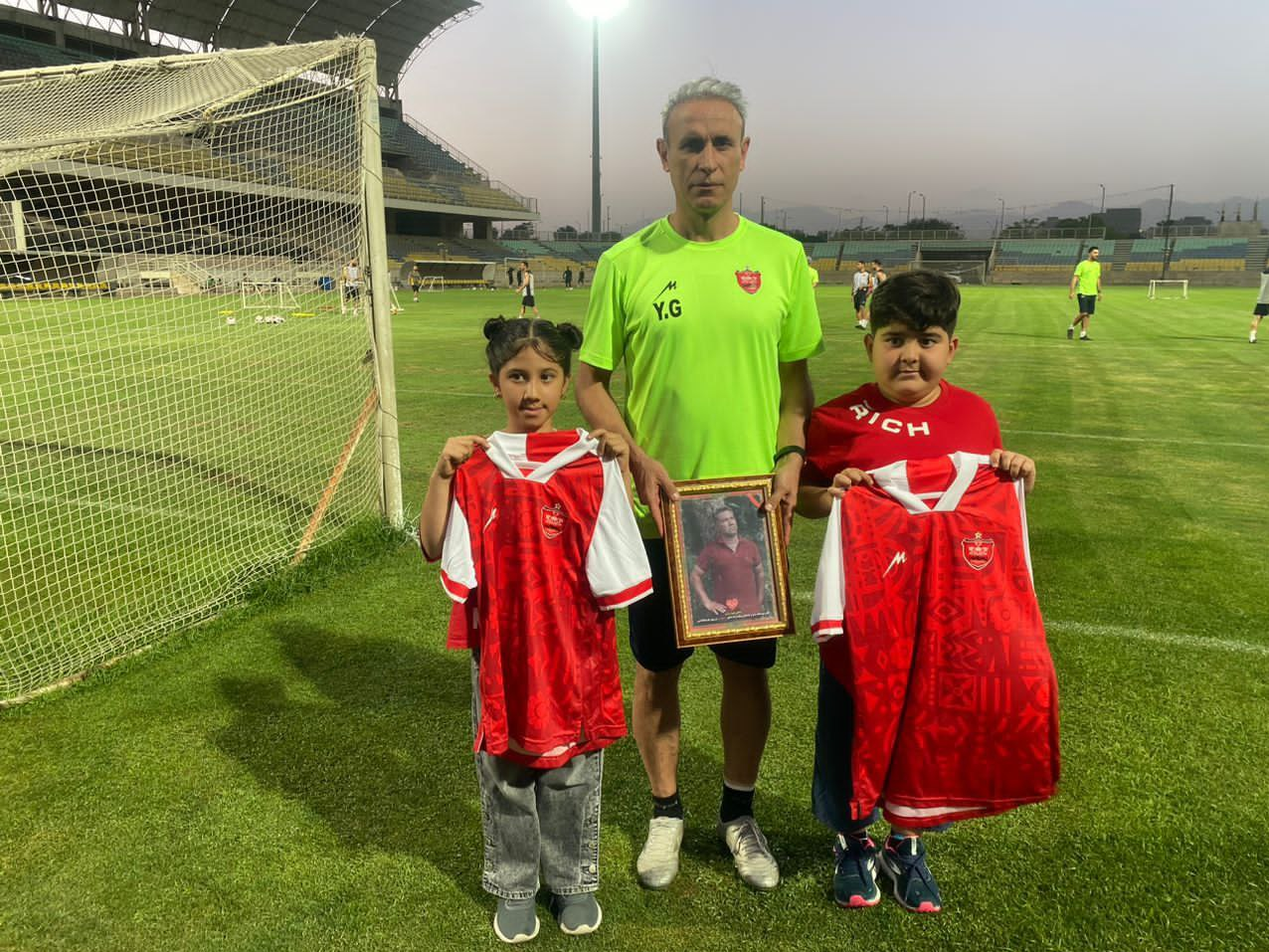 عکس‌| استقبال ویژه یحیی و پرسپولیسی‌ها از دو مهمان تمرین