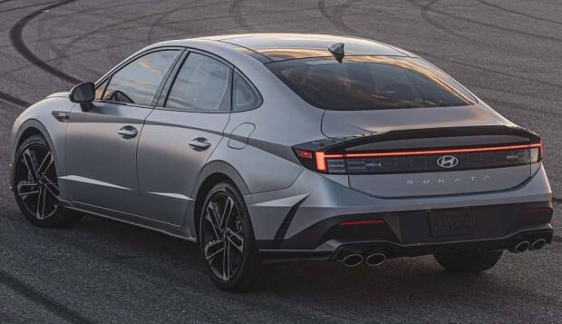 شرکت هیوندای از حدود ۴ دهه قبل تا به امروز سوناتا را تولید و به بازار عرضه می‌کند. این خودروساز در بهار سال قبل در کره جنوبی از فیس لیفت نسل هشتم این سدان محبوب خود پرده برداشت و مدتی بعد آن را روانه بازار کرد. این خودرو در نسخه فیس لیفت به کابین مدرن‌تر 