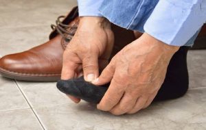 ببینید | پوشیدن کفش تنگ چه بلایی سر ما می‌آورد و چه عوارض خطرناکی دارد؟
