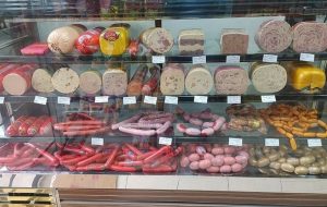 گوشت بخریم به صرفه ‎تر است یا کالباس؟/ گوشت سردست گوساله کیلویی۶۰۰ هزار تومان کالباس کیلویی ۹۶۰ هزار تومان!