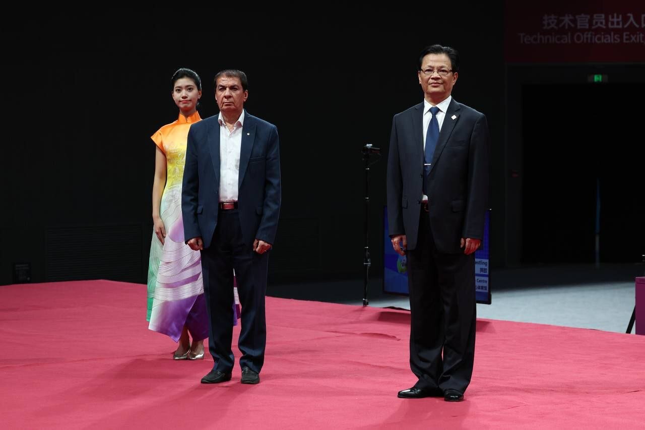 اهدای مدال وزن ۸۷ کیلوگرم کشتی فرنگی توسط عضو فدراسیون جهانی کشتی