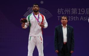 اهدای مدال وزن ۸۷ کیلوگرم کشتی فرنگی توسط عضو فدراسیون جهانی کشتی