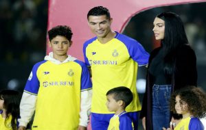 ببینید | ذوق‌زدگی فرزندان کریس رونالدو هنگام بازی النصر در استادیوم