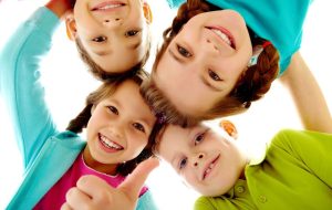 پرورش کودکانی مثبت اندیش با ۹ استراتژی کاربردی