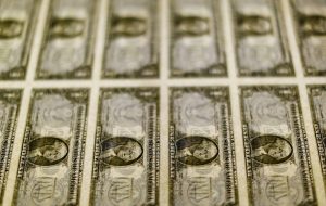 Dollar bounces, euro heavy on US/euro zone growth outlook divergence By Reuters