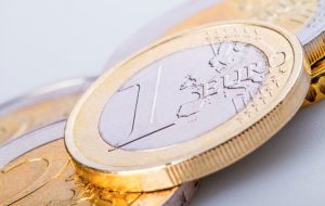 Euro appears supported around 1.0500 amidst renewed Dollar weakness