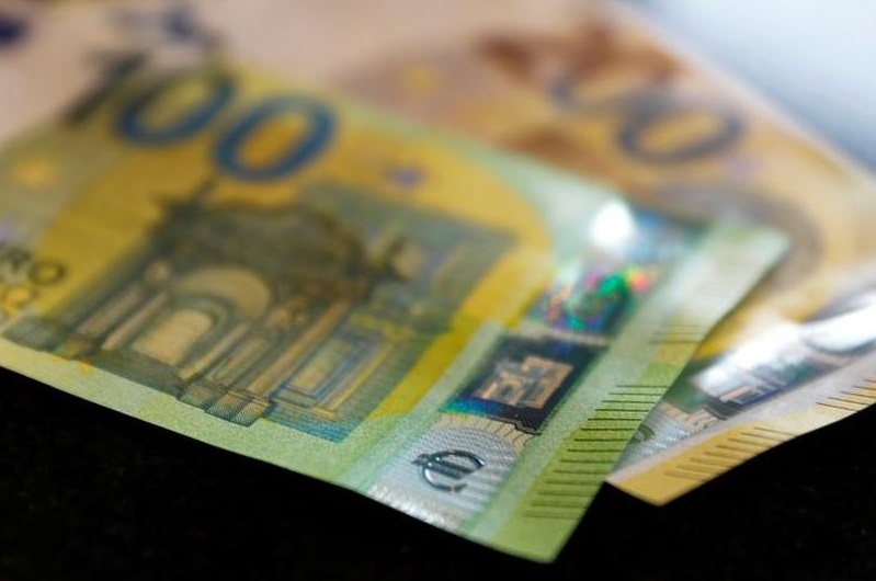 Euro weakens amid Middle Eastern conflict and regional growth concerns