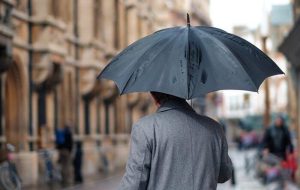 شما حاضرید برای روزهای بارانی چتر برند ۸ میلیون تومانی بخرید؟ + لیست قیمت انواع چتر شما حاضرید برای روزهای بارانی چتر برند ۸ میلیون تومانی بخرید؟ + لیست قیمت انواع چتر