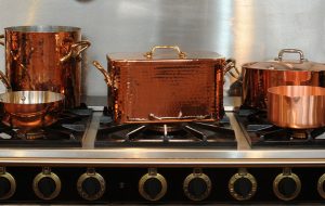 ظرف‎های مسی میلیونی خانه‌تان را با این ترفند نو کنید + لیست قیمت انواع ظروف مسی