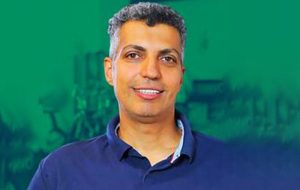 عکس| حرف‌های احساسی فردوسی‌پور پس از کسب جایزه ویژه