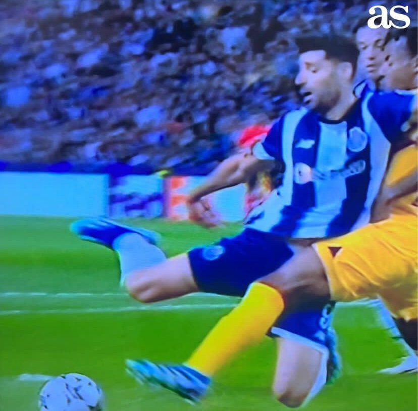 عکس‌| فریم به فریم با برخورد جنجالی طارمی در محوطه جریمه بارسا