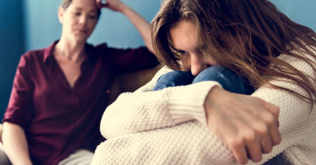 چگونه می‌توانید رفتارهای سمی را در والدین خود شناسایی کنید؟