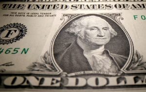 Dollar maintains strength amid global economic uncertainties By Investing.com
