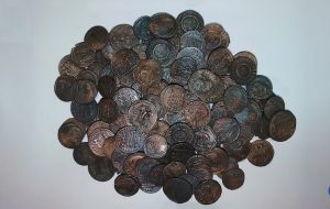 کشف ده‌ها هزار سکه زیر آب