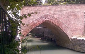 آسیب خودروهای عبور به پل تاریخی برغان آسیب خودروهای عبور به پل تاریخی برغان