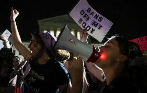 سقط‌جنین محور رقابت‌ها در ایالت‌های آمریکا؛ چرا دموکرات‌ها و جمهوری‌خواهان از این قانون نگرانند؟