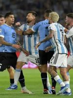 عکس| درگیری شدید مسی با مدافع اروگوئه