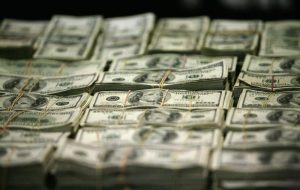 Dollar edges higher, but set for sharp weekly loss as inflationary pressures ease By Investing.com