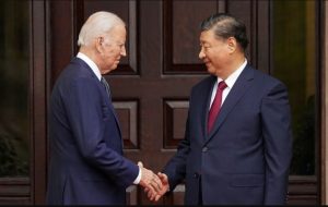 بایدن با آیفونش رهبر چین را غافلگیر کرد/عکس
