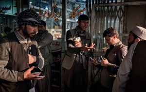 افغان‌ها عاشق این تلفن‌همراه هستند/ عکس