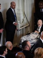 عکس‌های جنجالی کارتر در مراسم یادبود همسرش با دهان باز!/ تصاویر