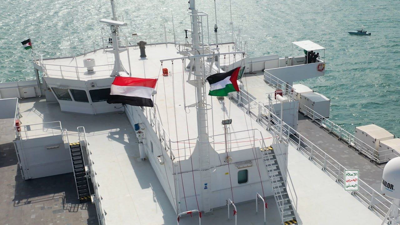 اهتزاز پرچم فلسطین و یمن در کشتی توقیف شده اسرائیلی/عکس
