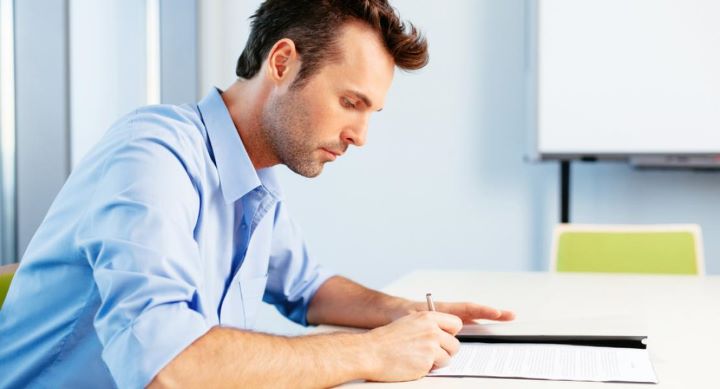 مرپی در حال پرکردن پرسش‌نامه تست MMPI