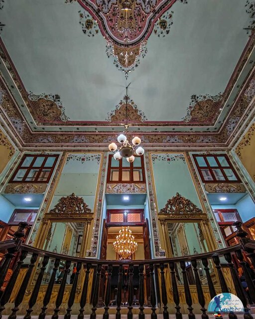 توضیحاتی درباره فرو ریختن بخشی از تزئینات سقف عمارت باغ زرشک اصفهان