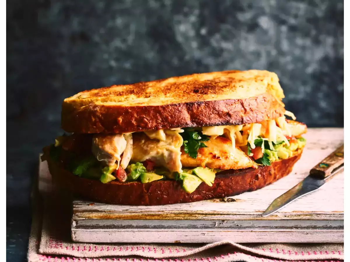 طرز تهیه ساندویچ مرغ و پنیر