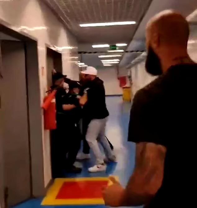 عکس| حمله به اتاق VAR پس از اخراج جنجالی