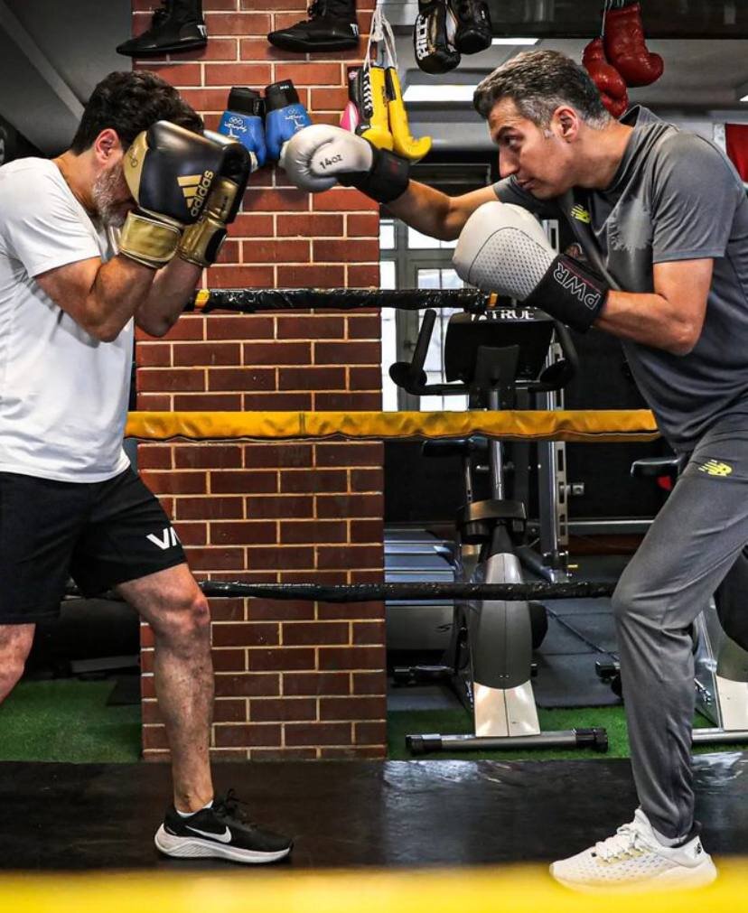 عکس| مشت عادل فردوسی‌پور به همایون شجریان