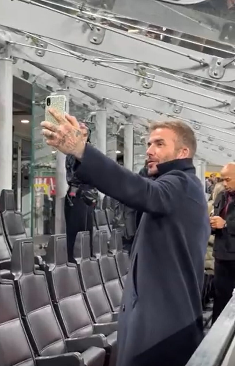 عکس| موبایل قدیمی در دستان دیوید بکام