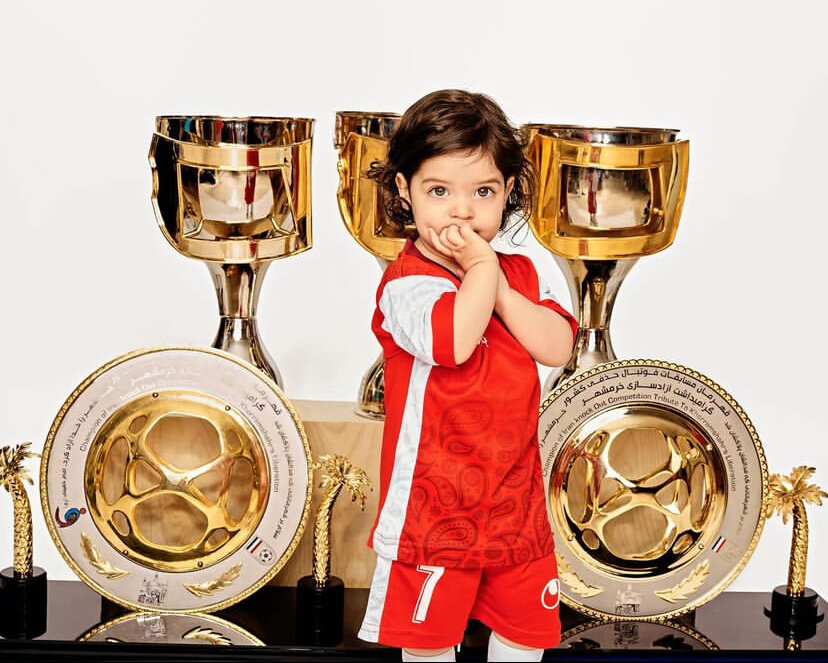 عکس‌| تصویر یادگاری دختر ستاره پرسپولیس با جام‌های قهرمانی