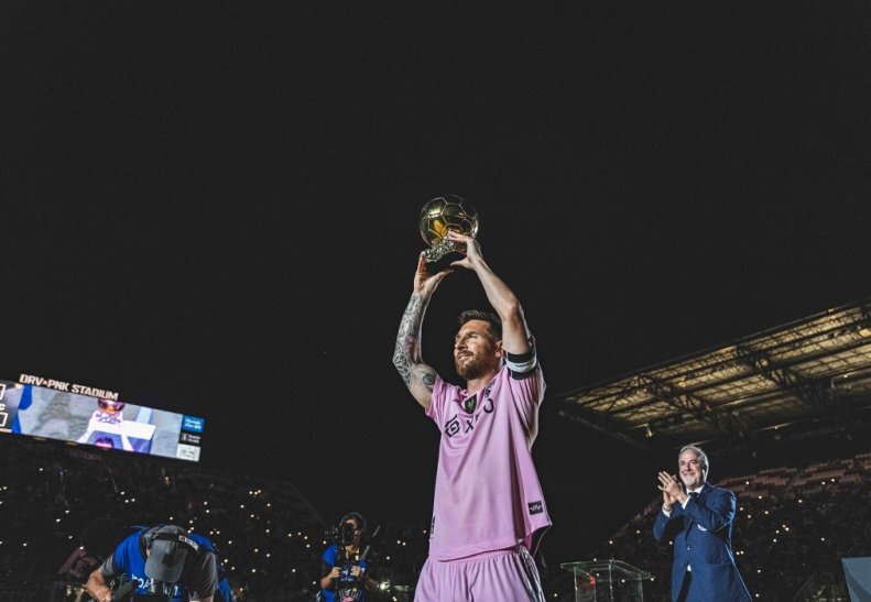 عکس‌| مراسم خاص آمریکایی‌ها برای توپ طلای مسی