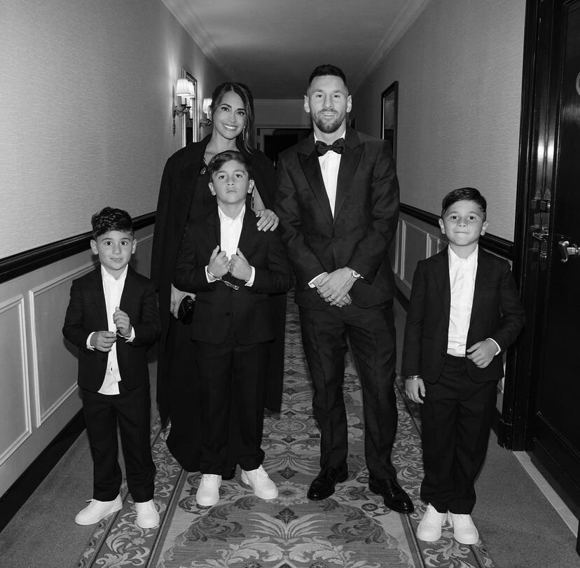 عکس‌| مسی و خانواده‌اش در پشت صحنه توپ طلا