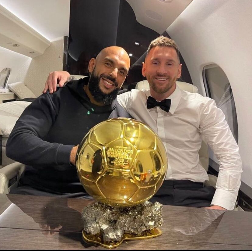 عکس‌| ژست جالب بادیگارد مسی با توپ طلا