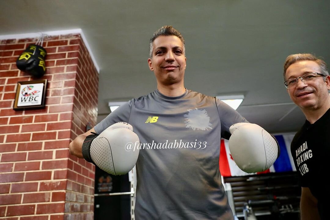 عکس‌| ژست عادل فردوسی‌پور در رینگ بوکس به سبک محمدعلی کلی