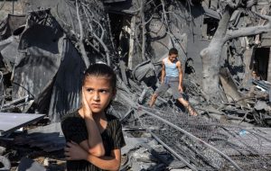 مجری اخبار تاکتیک‌های وحشیانه اسرائیل برای هدف قرار دادن غیرنظامیان را افشا می‌کند