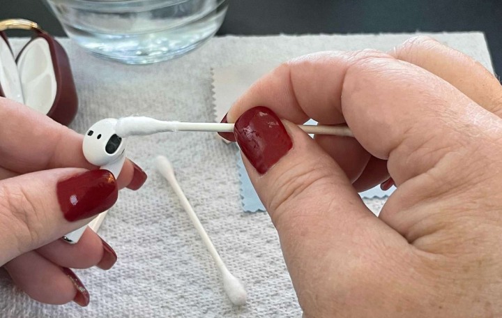 تمیز کردن ایرپاد با سواب پنبهای