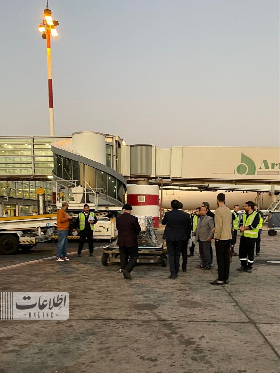 پیکر زنده‌یاد دکتر اسلامی نُدوشن وارد ایران شد