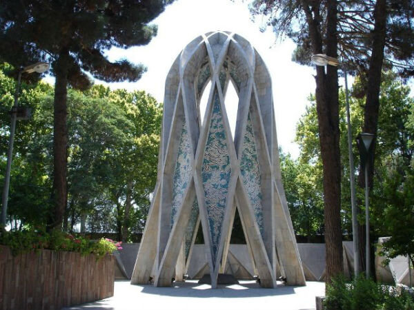 چرا خاکسپاری «ندوشن» در جوار «عطار» مجوز می‌خواهد؟