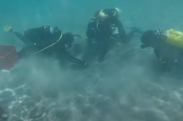 کشف ده‌ها هزار سکه زیر آب