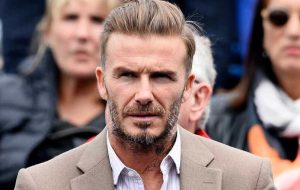 عکس‌| گردش بکام و سگ‌هایش در هوای محبوب اسطوره انگلیسی