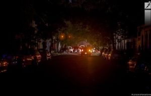 توصیه مقام انگلیسی به شهروندان: برای خاموشی‌ها شمع ذخیره کنید!