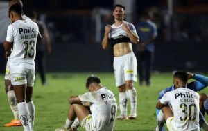 عکس| هواداران عصبانی پس از سقوط ورزشگاه را به آتش کشیدند عکس| هواداران عصبانی پس از سقوط ورزشگاه را به آتش کشیدند