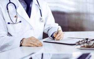 ماجرای دستمزد جراح و حقوق کارگر / حق ویزیت پزشک متخصص ۲۰ هزار تومان! ماجرای دستمزد جراح و حقوق کارگر / حق ویزیت پزشک متخصص ۲۰ هزار تومان!