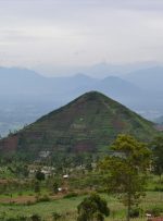 ویدیو/ کشف هرم ۲۷۰۰۰ ساله در اندونزی