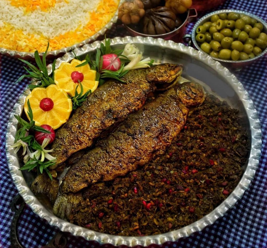 طرز تهیه حشو ماهی شکم‌پر جنوبی با سبزی مخصوص - غذای شب یلدا در قدیم