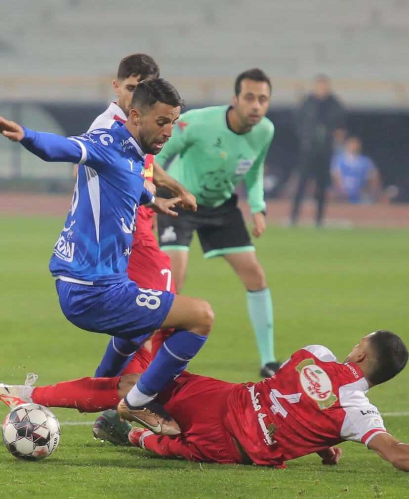 عکس‌| فریم به فریم با پنالتی جنجالی دربی؛ حق با استقلال بود یا پرسپولیس؟!