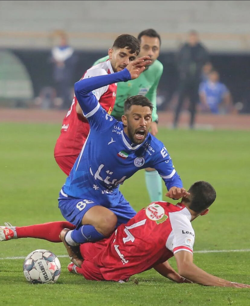 عکس‌| فریم به فریم با پنالتی جنجالی دربی؛ حق با استقلال بود یا پرسپولیس؟!